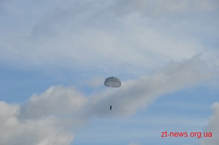 Вперше за весь період часткової мобілізації під Житомиром бійці стрибали з парашутом