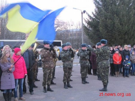 До Житомира зі сходу повернулись бійці 95-ї бригади, мобілізовані рік тому