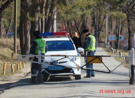 У житомирському гідропарку на пляжі застряг «Мерседес»