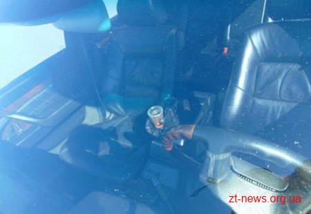 У житомирському гідропарку на пляжі застряг «Мерседес»