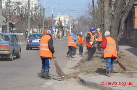 У місті триває весняне санітарне прибирання