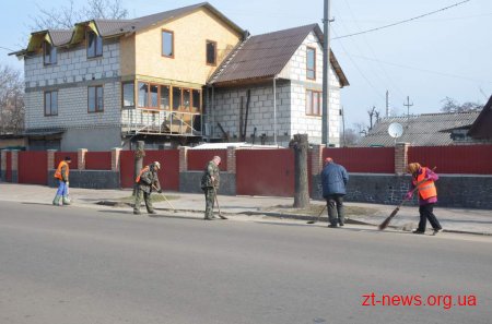 У місті триває весняне санітарне прибирання