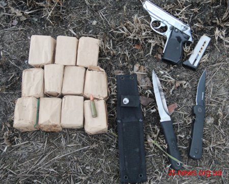 На Житомирщині правоохоронці вилучили у пасажира автобуса бойовий арсенал