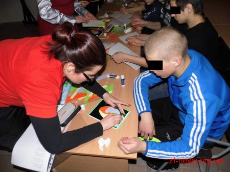 У Житомирі для неповнолітніх ув'язнених провели майстер-клас з Айрис фолдінгу