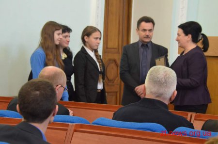 Виконавчий комітет відзначив юних волонтерів