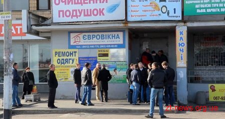 У Житомирі будівлю по вулиці Домбровського, 38 почали охороняти