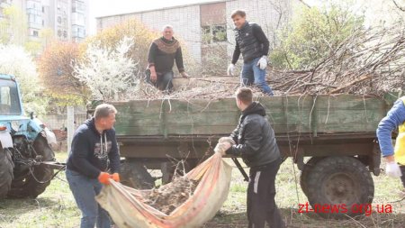 У Житомирі прибрали територію дитсадка, який незабаром можуть відновити