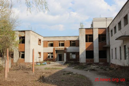 У Житомирі прибрали територію дитсадка, який незабаром можуть відновити