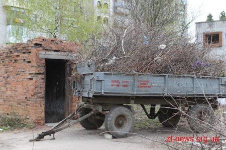 У Житомирі прибрали територію дитсадка, який незабаром можуть відновити