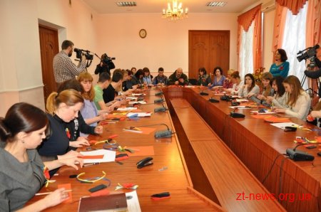 Житомирян вчили робити маки пам’яті своїми руками