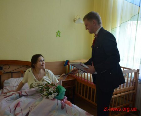 У Житомирі новонародженим подарували вишиванки