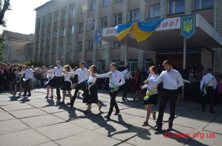У школах міста лунає останній дзвінок