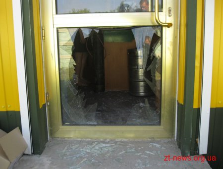 Міліціонери затримали двох підлітків, які за ніч обікрали магазин та угнали два автомобіля