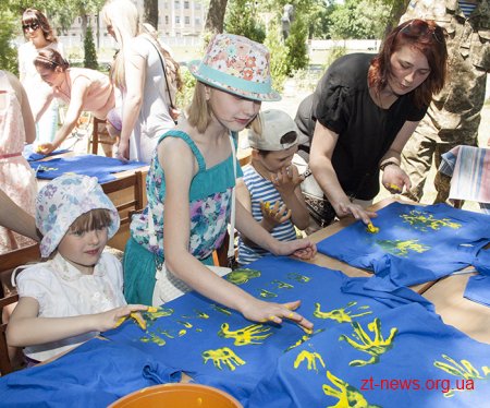 В Житомирі відбулася патріотична акція «Теплі долоні» для військових