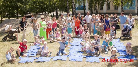 В Житомирі відбулася патріотична акція «Теплі долоні» для військових