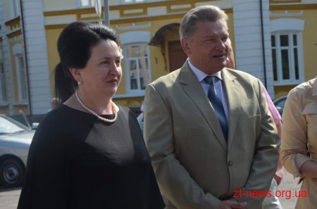 У Житомирі презентували автомобілі дільничних лікарів
