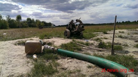 На Житомирщині СБУ викрила підпільний кар'єр із видобутку бурштину