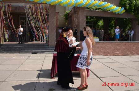 В ЖДУ ім. Івана Франка відбулися урочистості з нагоди вручення дипломів випускникам