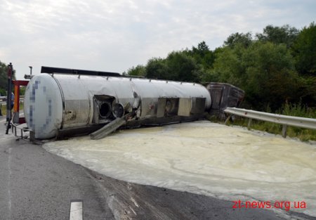 На Житомирщині перекинулась автоцистерна