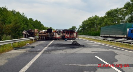 На Житомирщині перекинулась автоцистерна