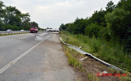 На Житомирщині перекинулась автоцистерна