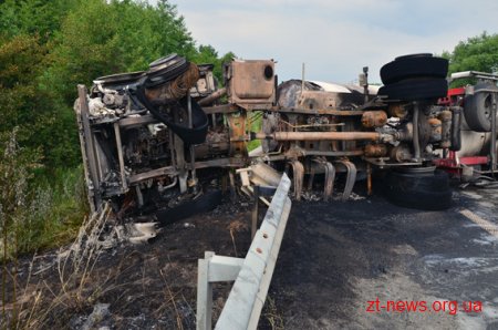 На Житомирщині перекинулась автоцистерна