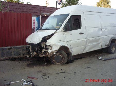 В центрі Радомишля зіткнулися автомобілі ВАЗ 2104 та спринтер «Dodge»