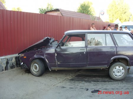 В центрі Радомишля зіткнулися автомобілі ВАЗ 2104 та спринтер «Dodge»