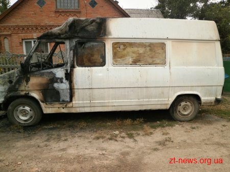 У Бердичеві вогнеборці ліквідували загоряння автомобіля