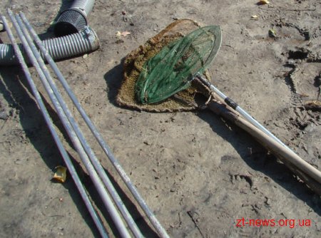 На Житомирщині затримали чоловіків, які займались незаконним видобутком бурштину