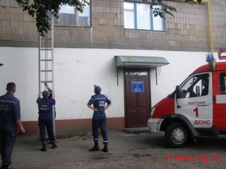 У Житомирі рятувальники вивільнили з квартирного полону хвору жінку