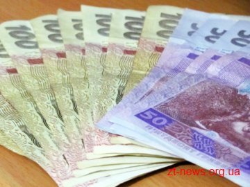 Правоохоронці розшукують злодіїв, які викрали у пенсіонерки 30 тисяч гривень