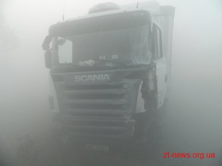 На Житомирщині у ДТП за участі вантажівок та легкових автівок постраждало 6 людей