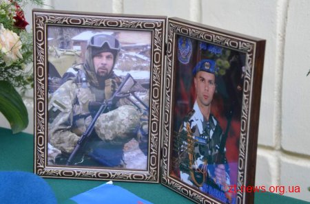 У Житомирі відкрили меморіальну дошку загиблому учаснику АТО Олегу Чернишу