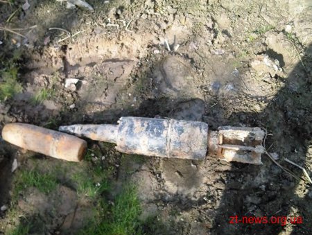На Житомирщині грибники виявили у висохлому болоті 50 артснарядів
