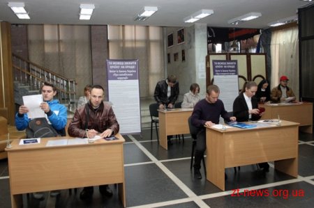 Нова поліція у Житомирі: за перші півгодини – понад 100 бажаючих