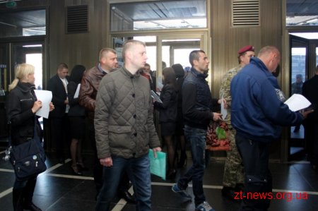 Нова поліція у Житомирі: за перші півгодини – понад 100 бажаючих