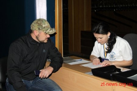 Нова поліція у Житомирі: за перші півгодини – понад 100 бажаючих