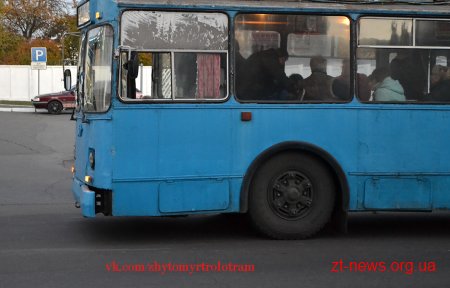 У Житомирі автомобіль підрізав тролейбус та зник з місця ДТП