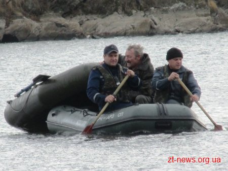 На Житомирщині надзвичайники врятували чоловіка, який впав із човна в річку