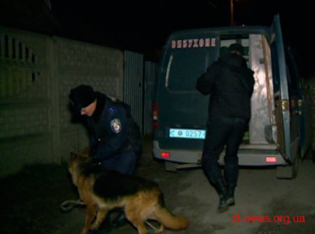 Житомирські правоохоронці затримали чоловіка, який "замінував" власний будинок