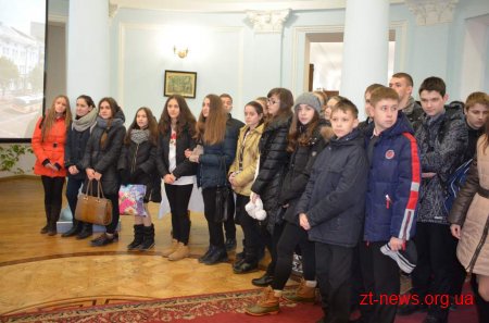 Екскурсії будівлею міської ради провели для школярів усіх шкіл міста