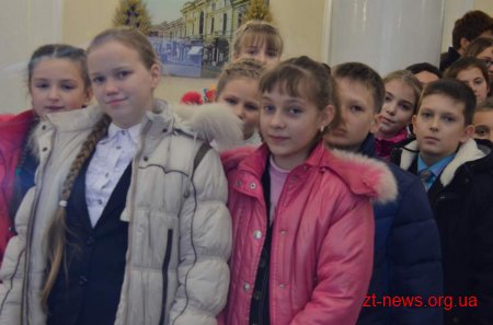 Екскурсії будівлею міської ради провели для школярів усіх шкіл міста
