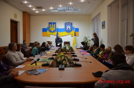 «Оксія» презентувала книгу соціальної поезії «Трикутна луна»