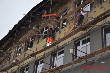Голова ОДА оглянув будівництво школи в Черняхові