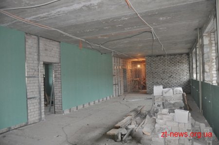 Голова ОДА оглянув будівництво школи в Черняхові