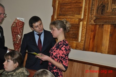 Керівник області вручив ще 12 ордерів на квартири