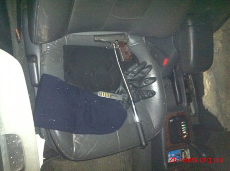 У Житомирі інспектори затримали автомобіль з озброєним керманичем