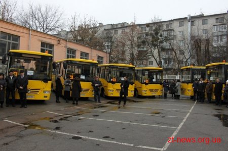 Керівник області передав районам 10 автобусів