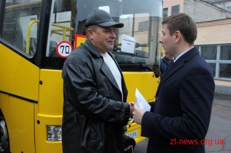 Керівник області передав районам 10 автобусів